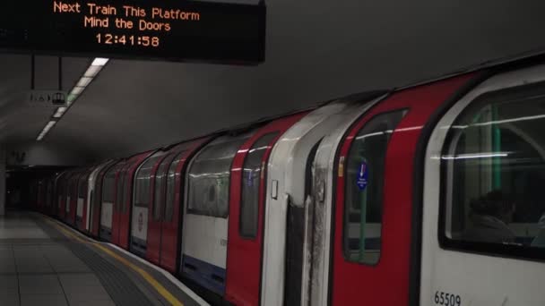 Поїзд Стоїть Платформі Відчиняючи Двері Застрелений Панасонівською Gh5 — стокове відео