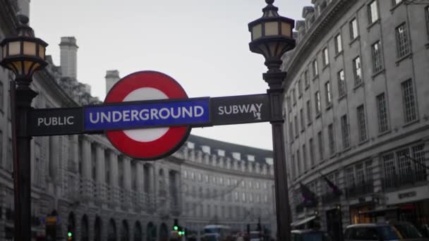 Podziemny Znak London Street Strzał Użyciem Panasonic Gh5 — Wideo stockowe