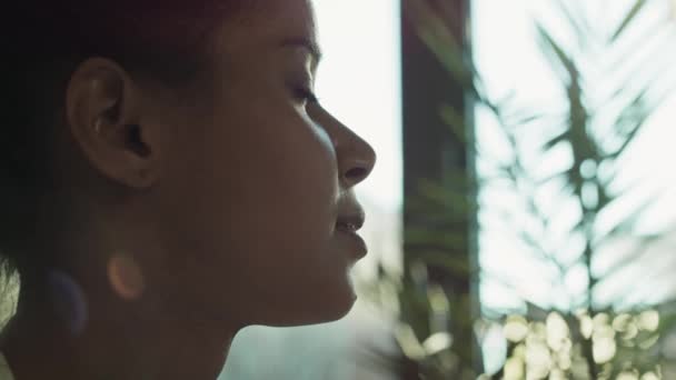 Природна Жінка Дихає Надією Свободою Знімок Гелієвою Камерою Red — стокове відео
