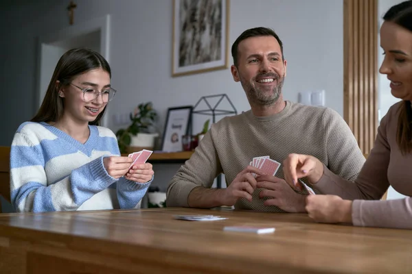 Caucasian Family Playing Card Home — Fotografia de Stock
