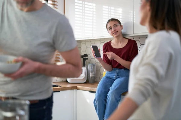 Caucasian Teenager Girl Showing Screen Mobile Phone Her Parents — Stok fotoğraf