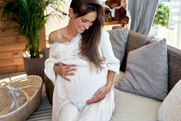 Smiling Caucasian Pregnant Sitting Sofa Outdoors — Stockfoto