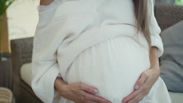 Portret Van Een Lachende Zwangere Vrouw Met Blauwe Decoraties Buiten — Stockvideo