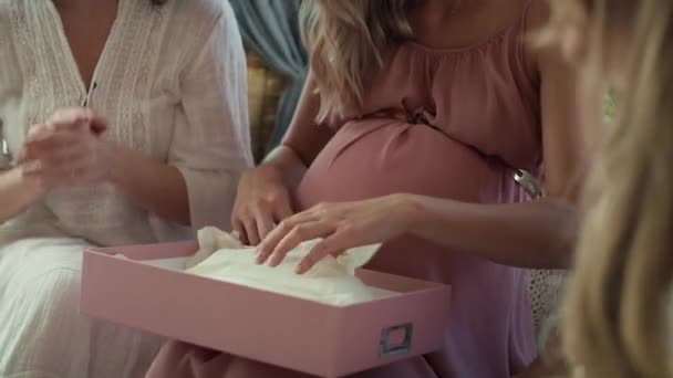 Blanke Zwangere Vrouw Die Cadeautjes Opent Van Haar Vrienden Opgenomen — Stockvideo