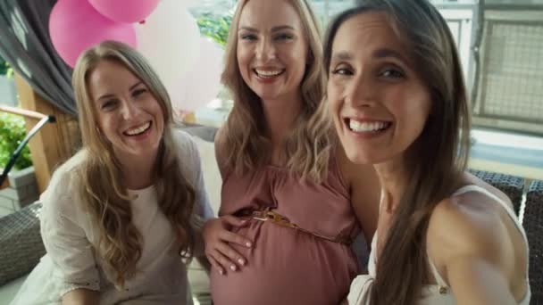 Grupa Kobiet Rozmawia Przez Wideo Rozmowy Nieobecnym Przyjacielem Baby Shower — Wideo stockowe