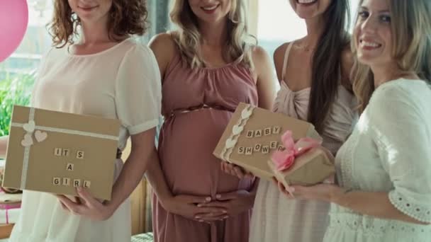 Grupo Mulheres Caucasianas Com Presentes Chuveiro Bebê Olhando Para Lado — Vídeo de Stock