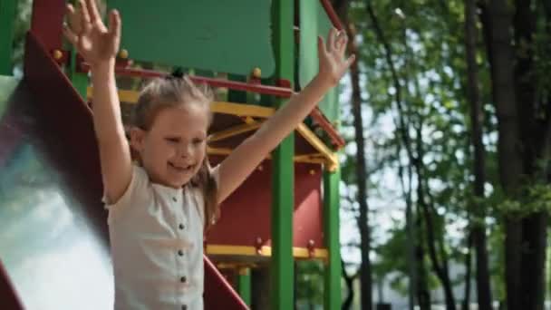 Caucasian Girl Playing Sliding Summer Day Shot Red Helium Camera — Vídeo de stock