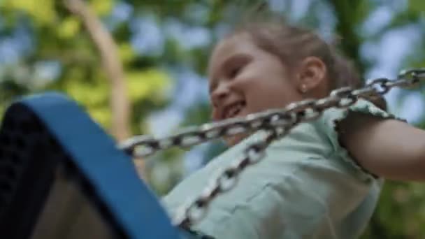 Caucasian Little Girl Swinging Summer Day Park Shot Red Helium — Stok video