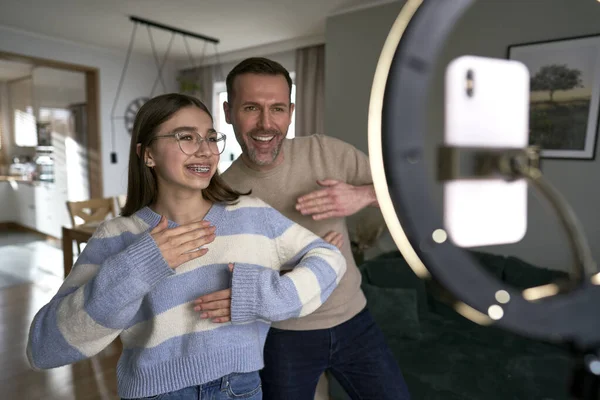 Teenager Girl Recording How Dancing Dad Home — Fotografia de Stock
