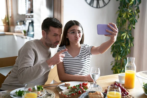 Teenager Girl Make Funny Selfie Dad Home — Stock Photo, Image