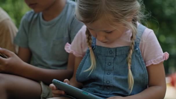 Крупный План Маленькой Девочки Смотрящей Мобильный Телефон Детской Площадке Съемка — стоковое видео