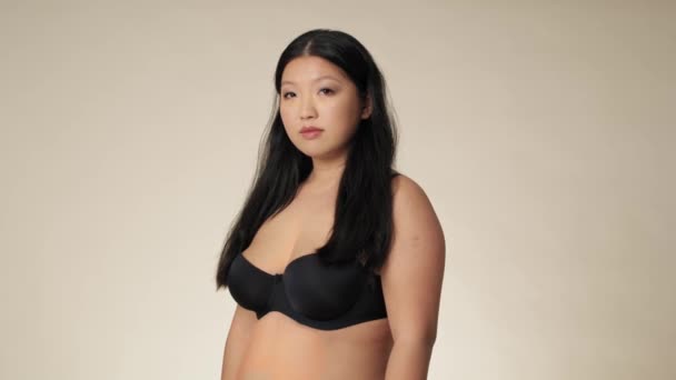 Portrait Chinese Woman Underwear Studio Shot Red Helium Camera — Vídeo de Stock