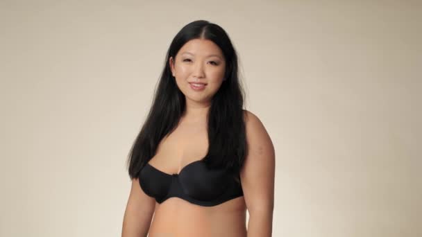 Porträtt Leende Kinesisk Kvinna Underkläder Studion Skjuten Med Red Heliumkamera — Stockvideo