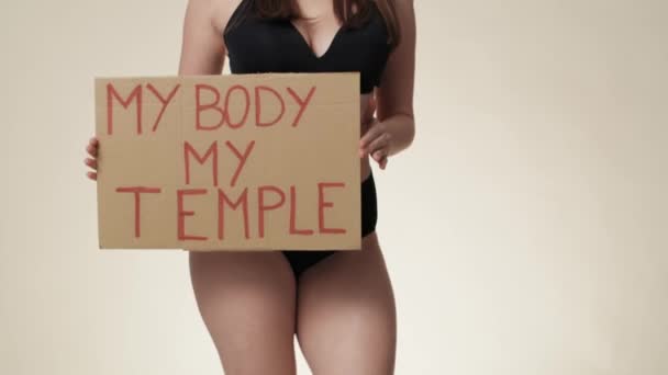 Onherkenbare Blanke Vrouw Ondergoed Dansend Met Een Spandoek Studio Opgenomen — Stockvideo