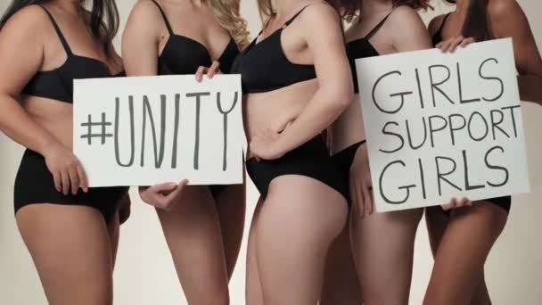 Een Groep Onherkenbare Vrouwen Die Ondergoed Dragen Met Spandoek Studio — Stockvideo