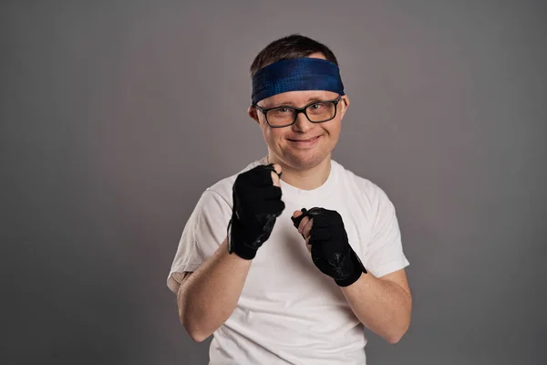 Man Syndrome Boxing Gray Background — Stock Photo, Image