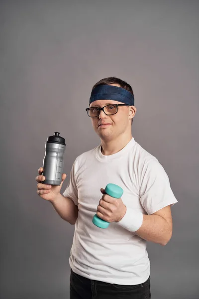 Man Syndrome Sporty Clothes Gray Background — Stock Photo, Image