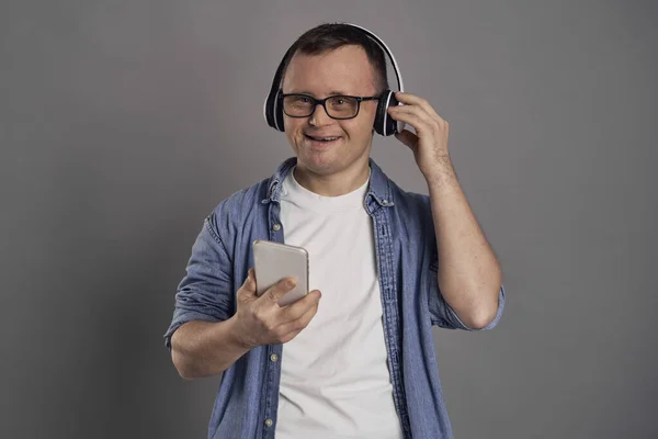 Volwassen Man Met Syndroom Met Koptelefoon Muziek Luisteren — Stockfoto