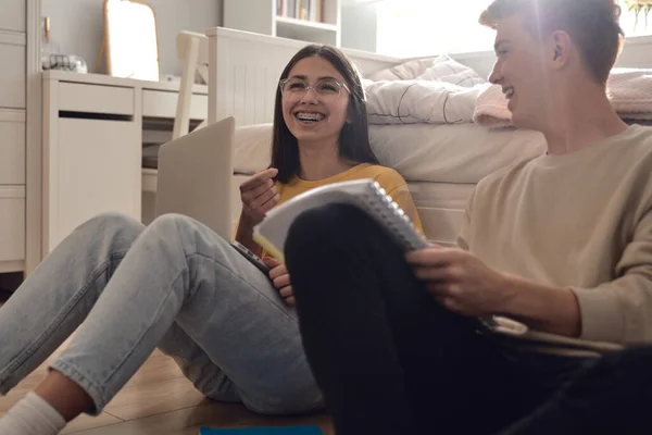 Δύο Καυκάσιοι Έφηβοι Διασκεδάζουν Ενώ Κάθονται Στο Πάτωμα Και Μαθαίνουν — Φωτογραφία Αρχείου