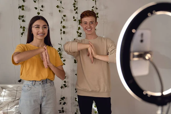 Dwóch Białych Nastolatków Tańczy Nagrywa Filmy Używając Światła Pierścienia — Zdjęcie stockowe