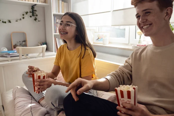 Twee Blanke Tieners Die Plezier Hebben Terwijl Vloer Zitten Popcorn — Stockfoto