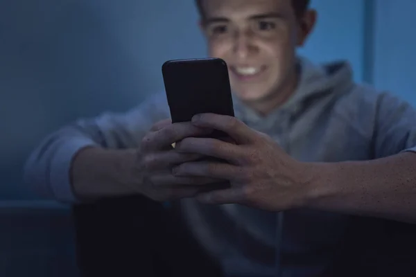 Alegre Adolescente Caucasiano Usando Telefone Celular Enquanto Sentado Noite Seu — Fotografia de Stock