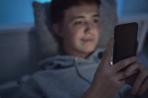 Vrolijke Kaukasische Tiener Jongen Met Behulp Van Mobiele Telefoon Terwijl — Stockfoto
