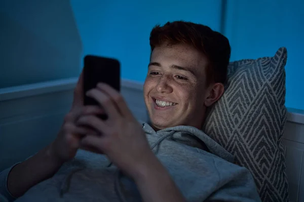 Joyeux Caucasien Adolescent Garçon Aide Téléphone Mobile Tout Couché Dans — Photo