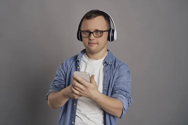 Homme Adulte Avec Syndrome Duvet Avec Écouteurs Écoutant Musique — Photo