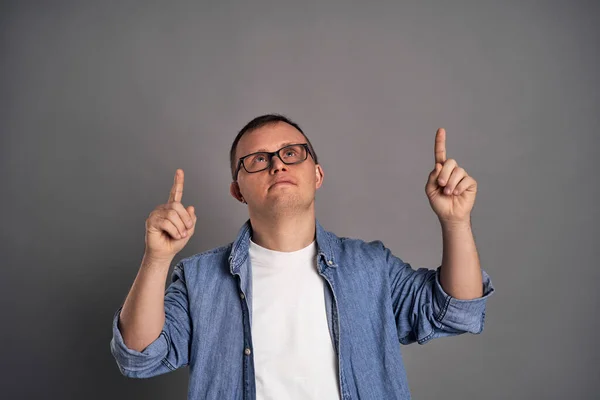 Caucasian Man Syndrome Showing Gray Background — Stock Photo, Image