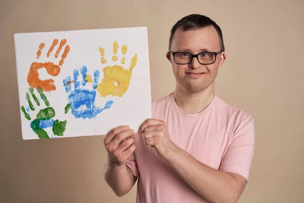 Man Met Syndroom Met Handafdruk Kleurrijk — Stockfoto
