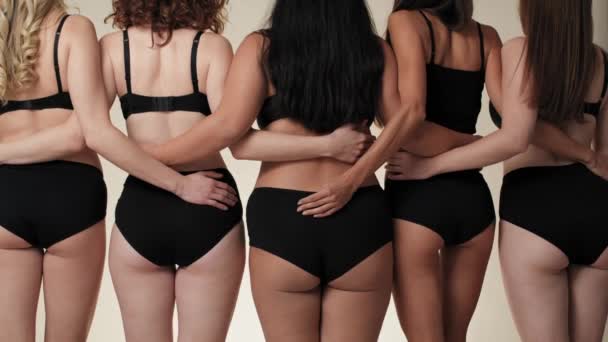 Inclinez Vous Des Femmes Sous Vêtements Noirs Debout Tournant Vers — Video