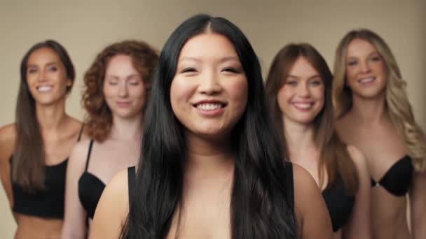 Eine Gruppe Fröhlicher Und Selbstbewusster Frauen Unterwäsche Die Die Kamera — Stockvideo