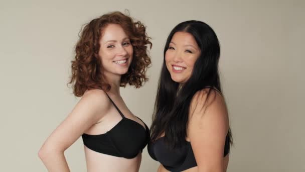 Zwei Frauen Schwarzer Unterwäsche Stehen Und Lächeln Die Kamera Aufnahme — Stockvideo