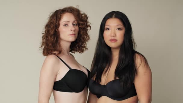 Zwei Selbstbewusste Frauen Schwarzer Unterwäsche Stehen Und Lächeln Die Kamera — Stockvideo