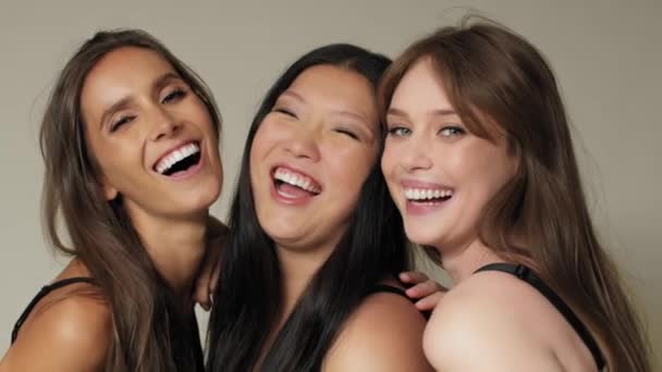 Zbliżenie Trzech Uśmiechniętych Kobiet Stojących Blisko Patrzących Stronę Kamery Nakręcony — Wideo stockowe