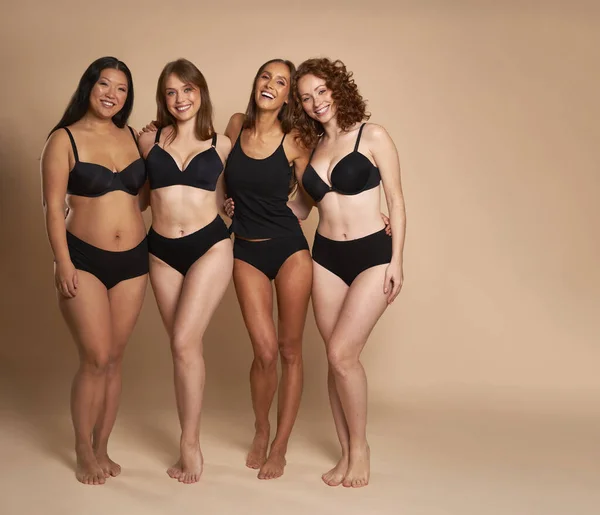Grupp Fyra Kvinnor Svarta Underkläder Som Förenas Och Ler Mot — Stockfoto