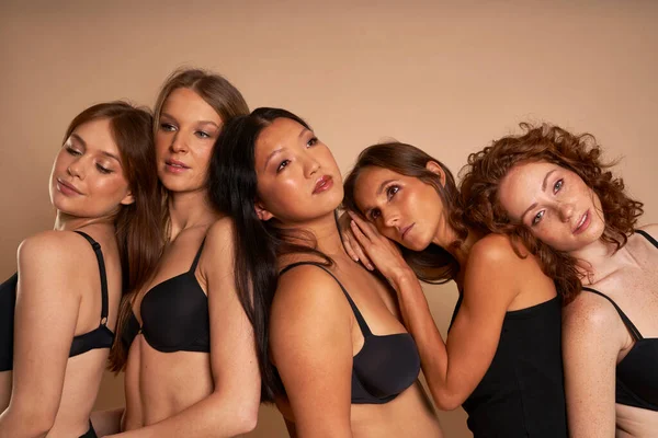 Grupp Bestående Fyra Sensuella Kvinnor Svarta Underkläder Som Förenar Sig — Stockfoto