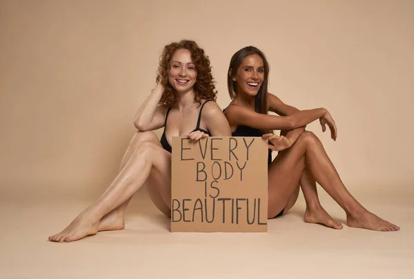 Dos Mujeres Caucásicas Ropa Interior Sentadas Sobre Fondo Desnudo Estudio — Foto de Stock