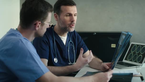 Vista Lateral Dos Médicos Caucásicos Discutiendo Sobre Exploración Rayos Médicos — Vídeos de Stock