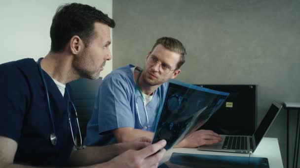 Pohled Dva Bělochy Kteří Diskutují Lékařském Rentgenovém Snímku Palubě Notebooku — Stock video