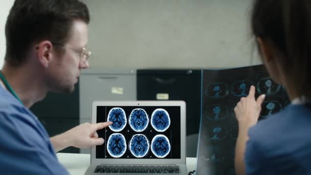 의료진 컴퓨터와 컴퓨터를 의료용 엑스레이 촬영에 논의하고 되돌아 수있다 카메라로 — 비디오