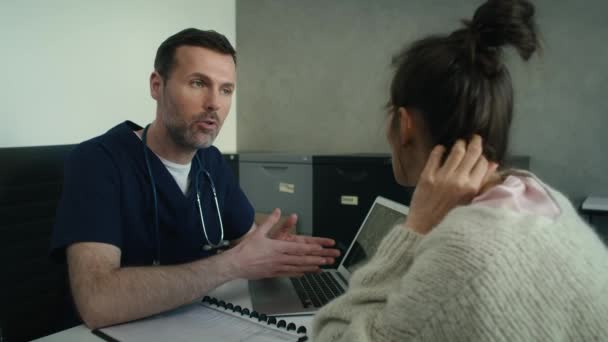 医師が保有するMri検査の診断を聞く白人女性患者 8Kでレッドヘリウムカメラで撮影 — ストック動画