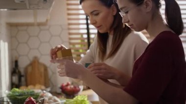 Beyaz bir anne kızına çorbayı nasıl pişirdiğini öğretiyor. 8K 'da kırmızı helyum kamerayla çekildi..     