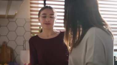 Beyaz bir anne kızına çorbayı nasıl pişirdiğini öğretiyor. 8K 'da kırmızı helyum kamerayla çekildi..    
