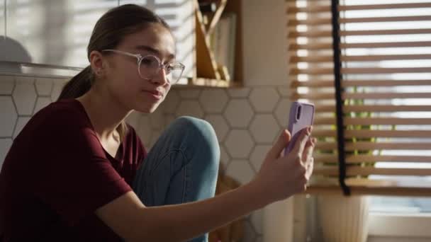 Menina Adolescente Caucasiana Sentada Cozinha Tendo Videochamada Telefone Celular Tiro — Vídeo de Stock