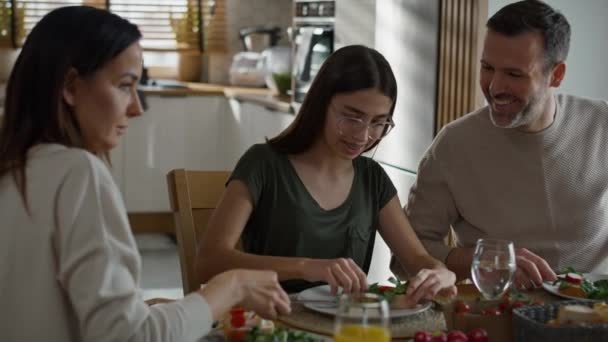 Família Caucasiana Três Compartilhando Comida Pequeno Almoço Juntos Tiro Com — Vídeo de Stock