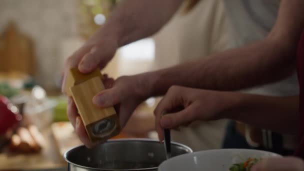 Biała Rodzina Spędza Razem Czas Gotowaniu Zupy Nakręcony Aparatem Hel — Wideo stockowe