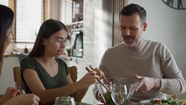 Família Caucasiana Tendo Uma Conversa Vívida Durante Café Manhã Tiro — Vídeo de Stock