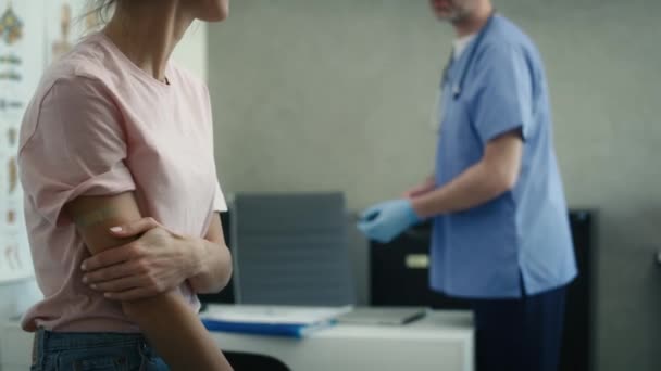 Vit Kvinnlig Patient Med Plåster Armen Strax Efter Vaccinationen Och — Stockvideo
